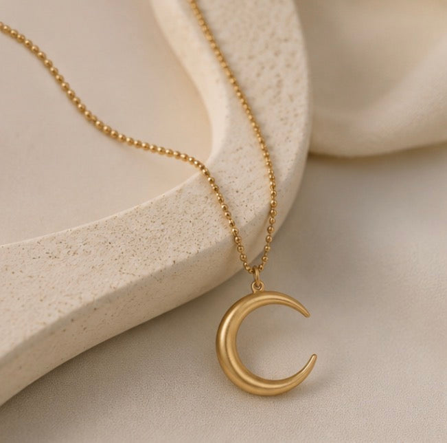 Vyelle | Moon Necklace