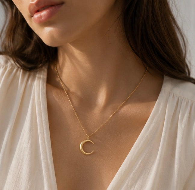 Vyelle | Moon Necklace