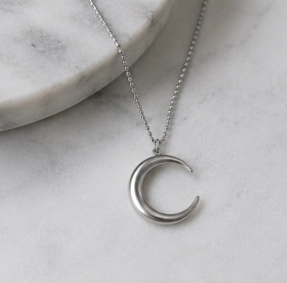 Vyelle | Moon Necklace